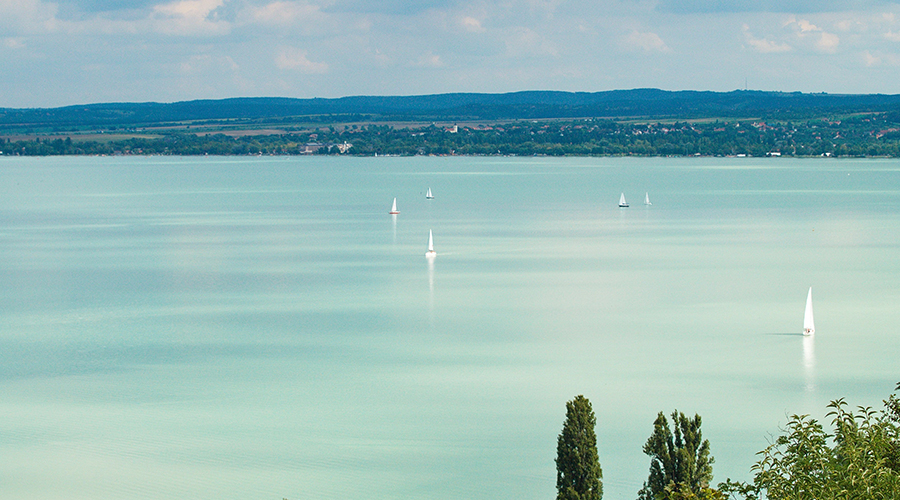 Vitorlás hajó a türkizkék Balatonon