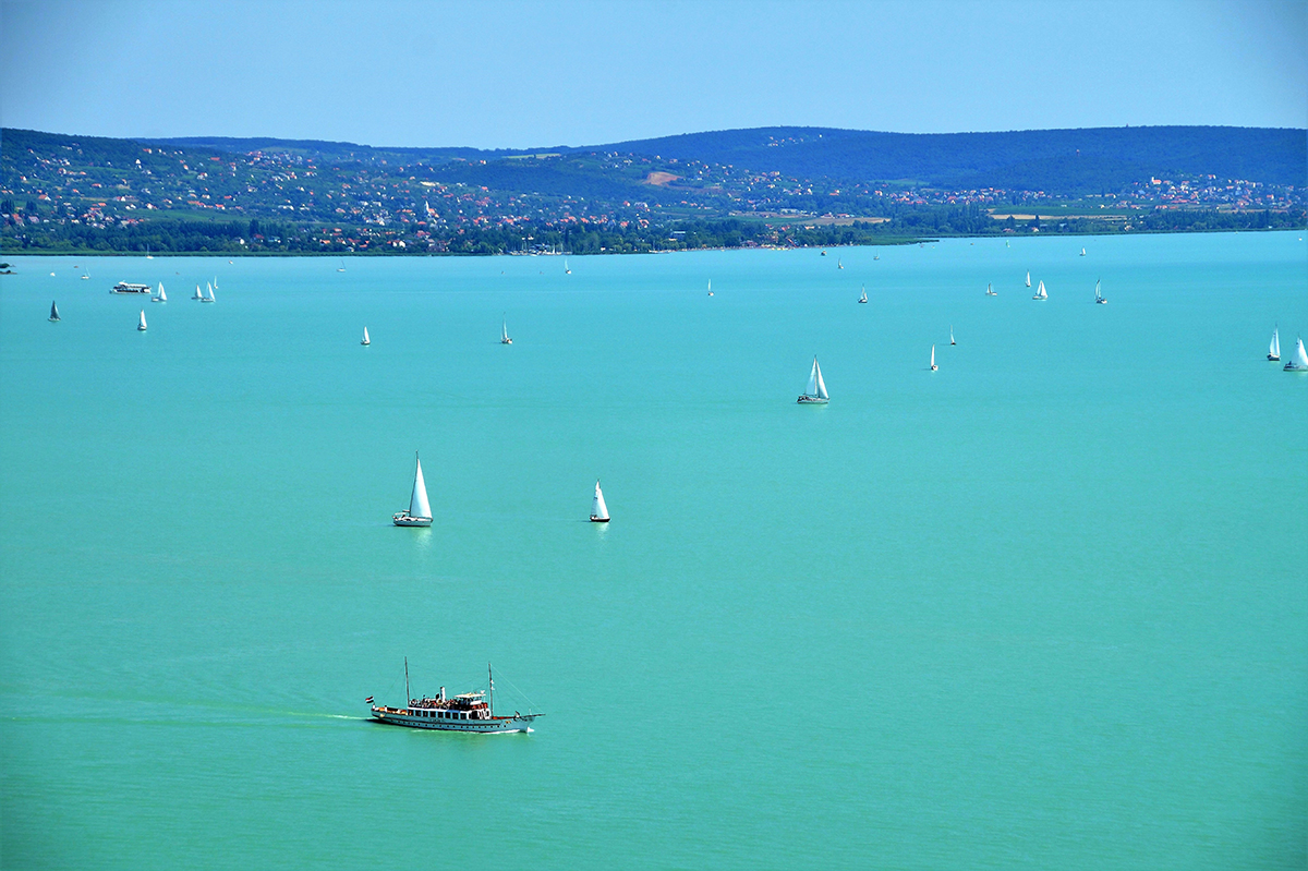 Vitorlások a Kékszalag versenyen a Balatonon