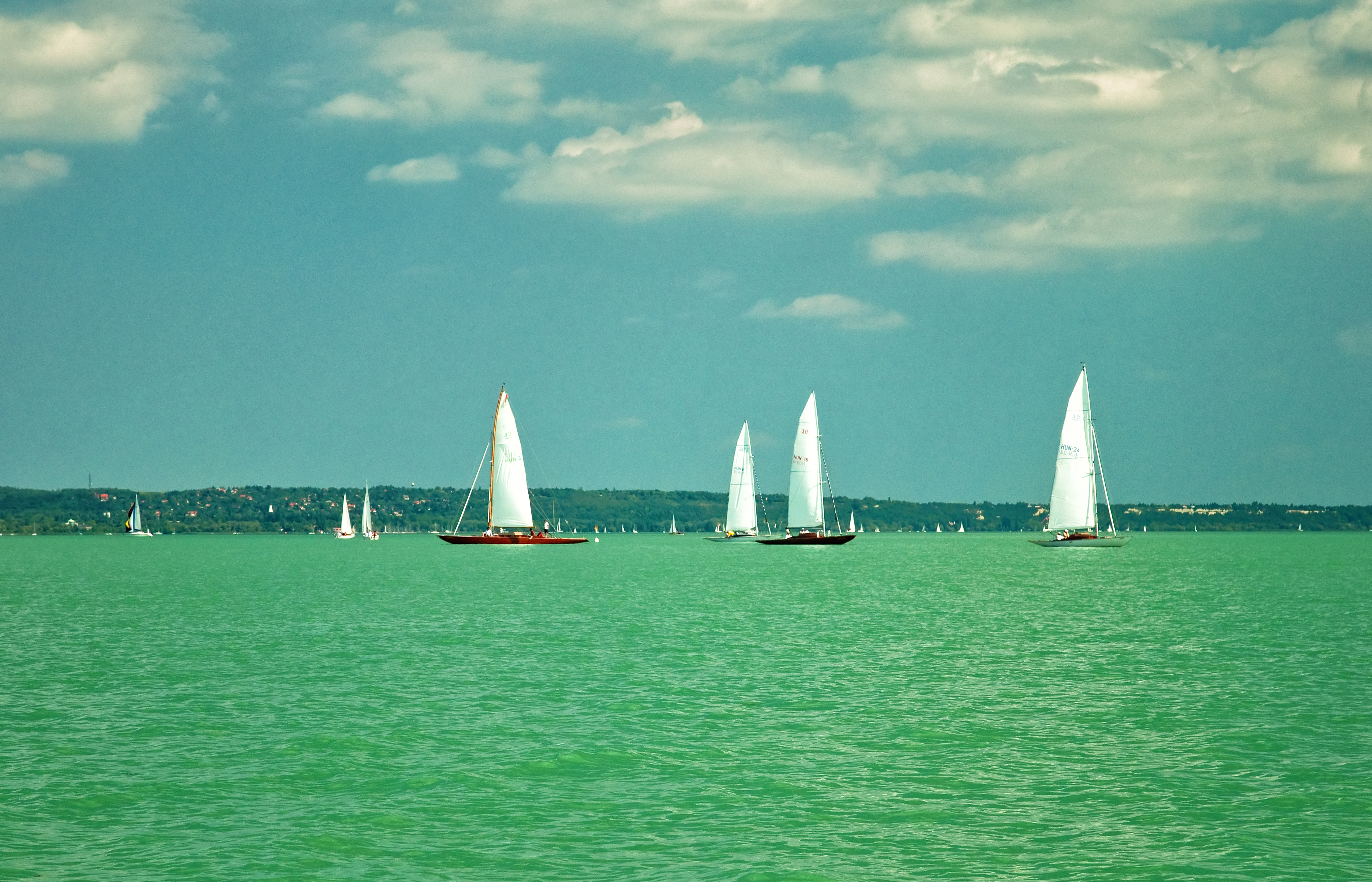 Kékszalag verseny vitorlások a Balatonon