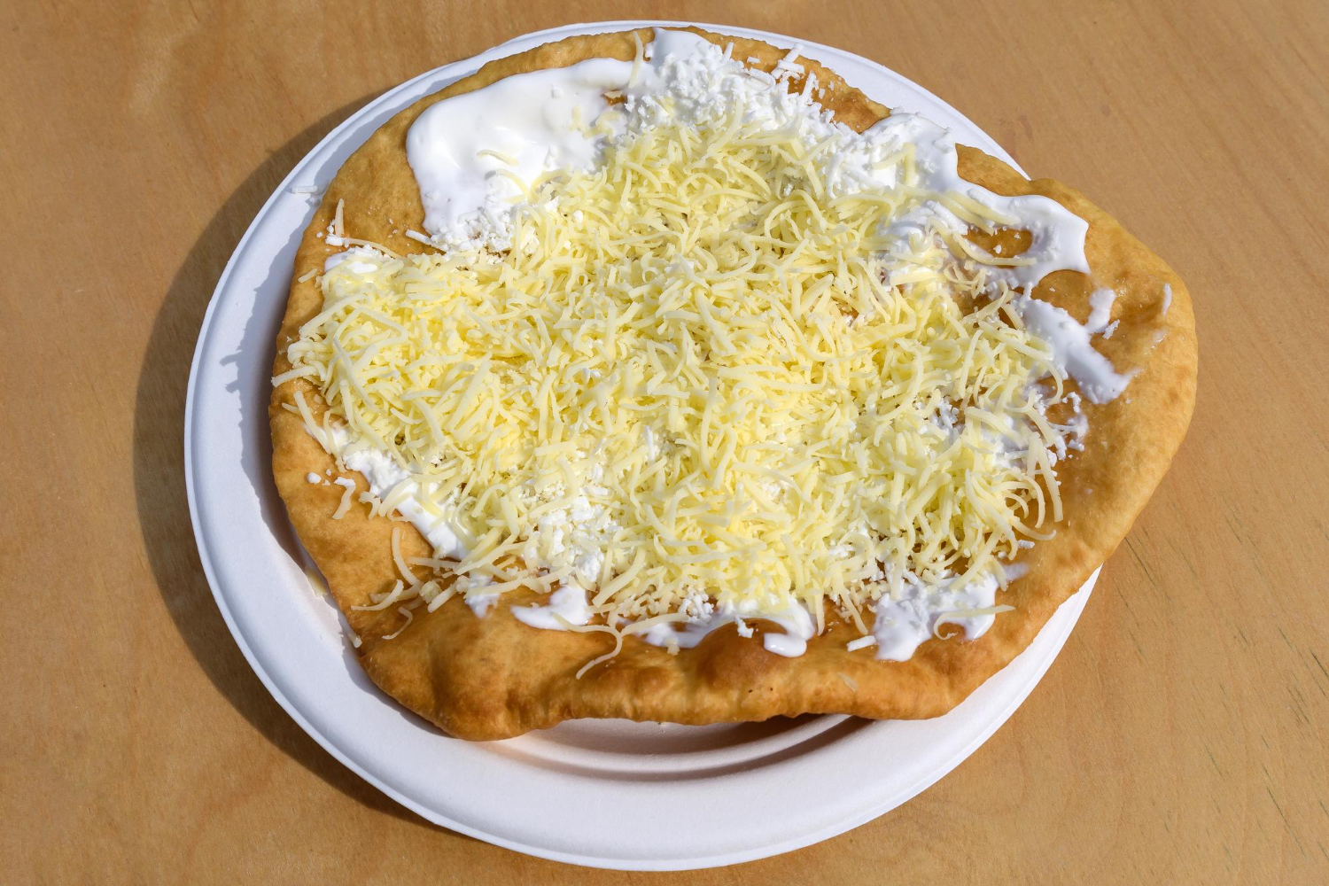 Frissen sült balatoni lángos tejföllel és sajttal