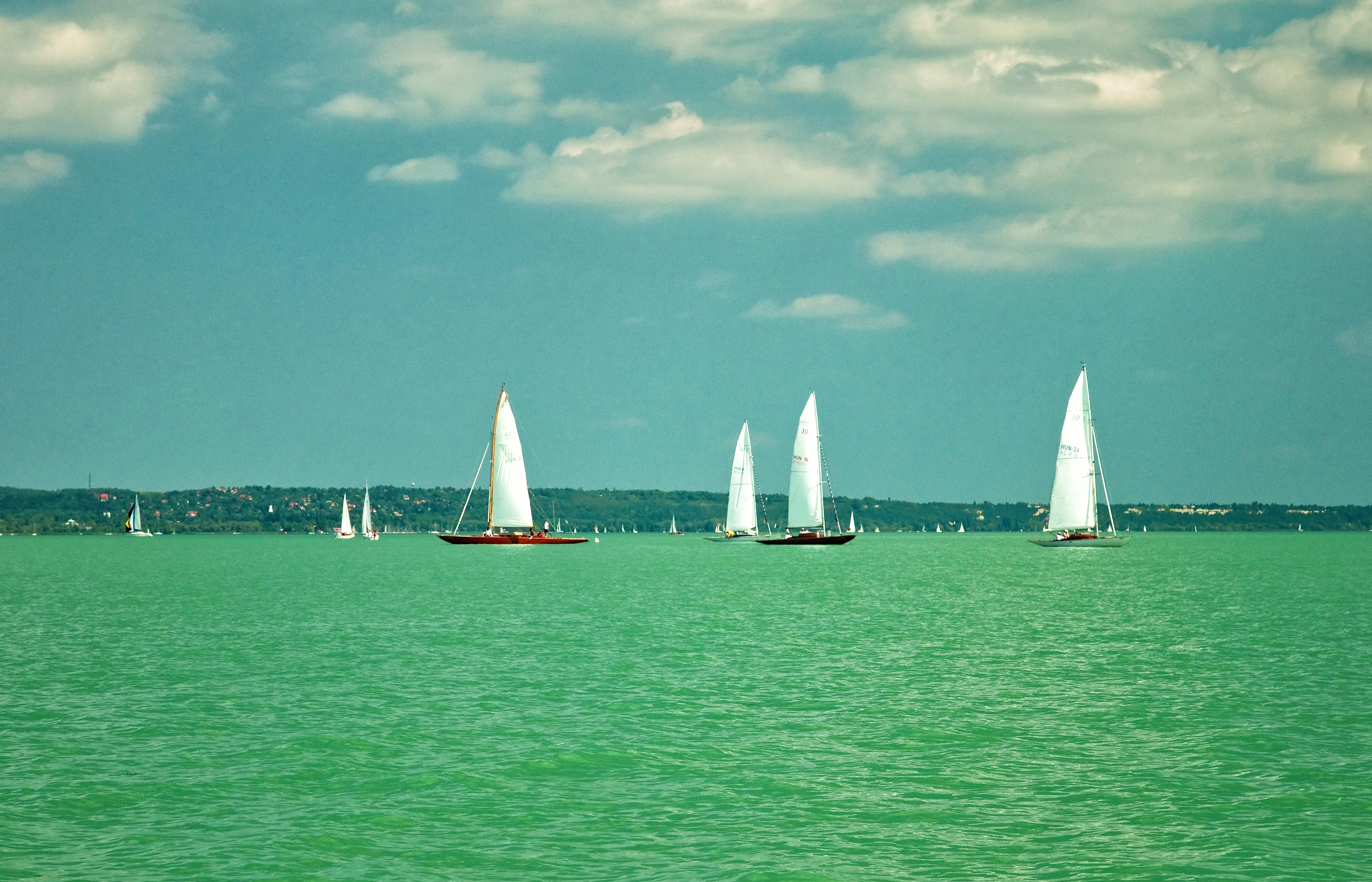 Vitorlások a Kékszalag versenyen a Balatonon