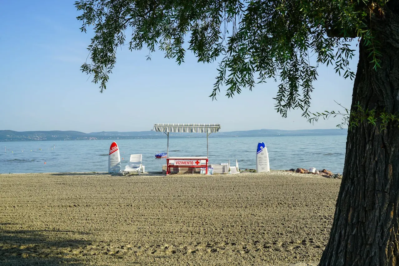 Kisgyerekes család a balatoni strandon
