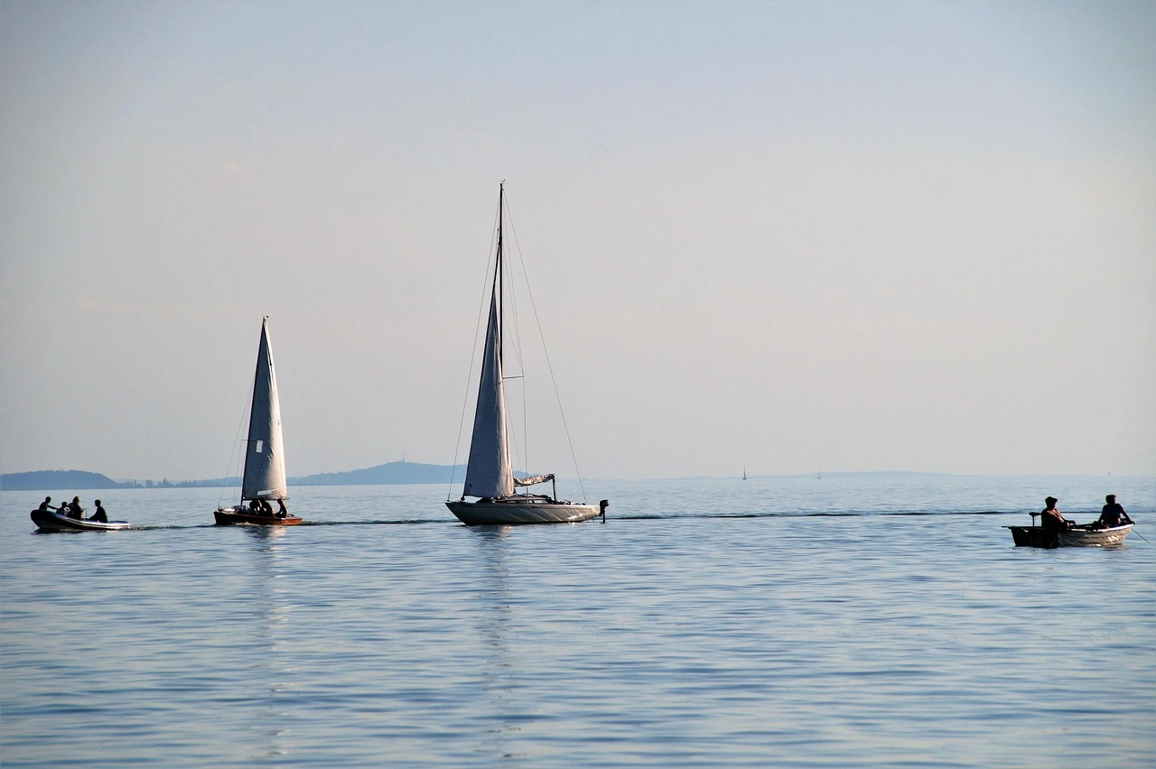 Különböző vitorlás típusok a Balatonon